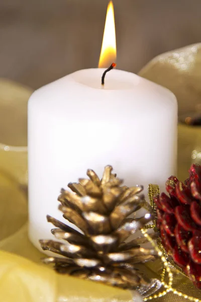 Vela blanca con decoraciones navideñas —  Fotos de Stock