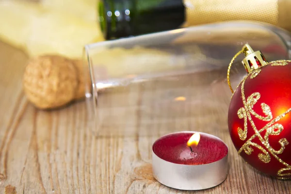 Flasche Champagner und Glas mit Weihnachtsdekoration — Stockfoto