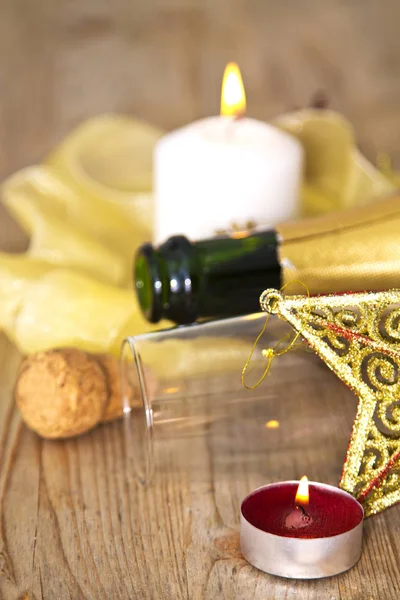 瓶香槟和玻璃圣诞装饰品 — 图库照片