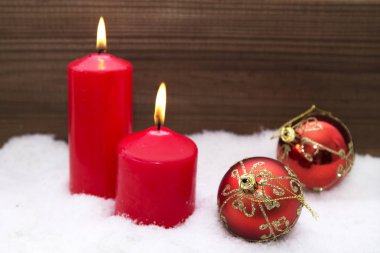 mum Noel süsler ile kar üzerinde yaktı.