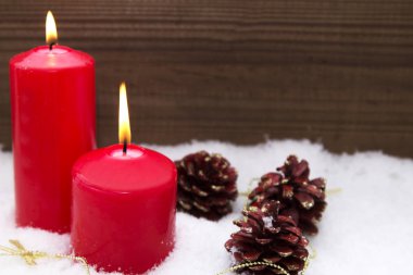 Mumlar ve Noel baubles ile neşeli Noel kartı