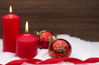 Mumlar ve Noel baubles ile neşeli Noel kartı