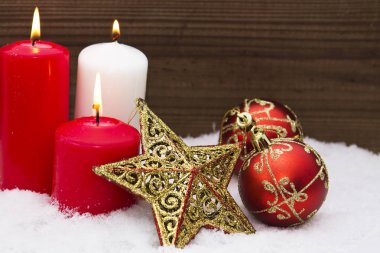 Noel kartı mumlar ve Noel süsleri karda