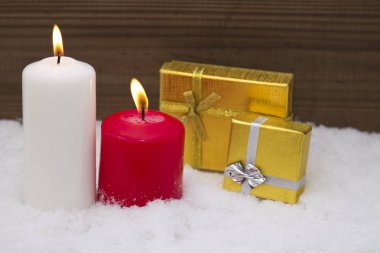 Noel kartı mumlar ve Noel süsleri karda