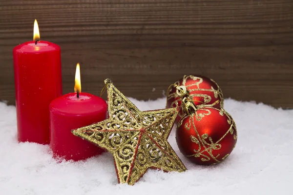 Weihnachtskarte mit Kerzen und Weihnachtsschmuck im Schnee — Stockfoto