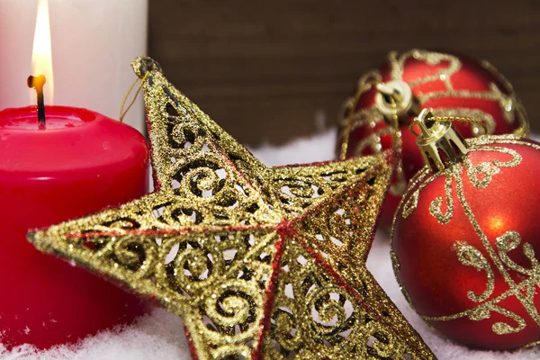 Tarjeta de Navidad con velas y decoraciones navideñas en la nieve —  Fotos de Stock