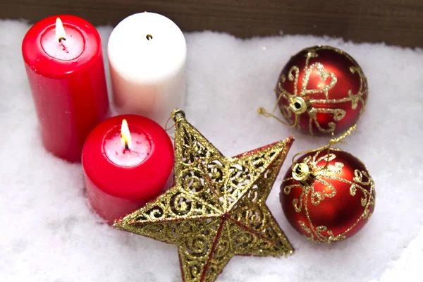 Weihnachtskarte mit Kerzen und Weihnachtsschmuck im Schnee — Stockfoto