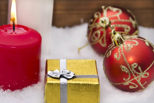 Noel kartı mumlar ve Noel süsleri karda