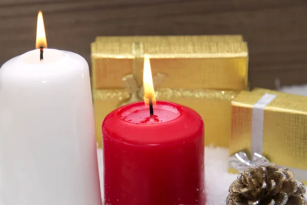 Tarjeta de Navidad con velas y piñas en la nieve —  Fotos de Stock