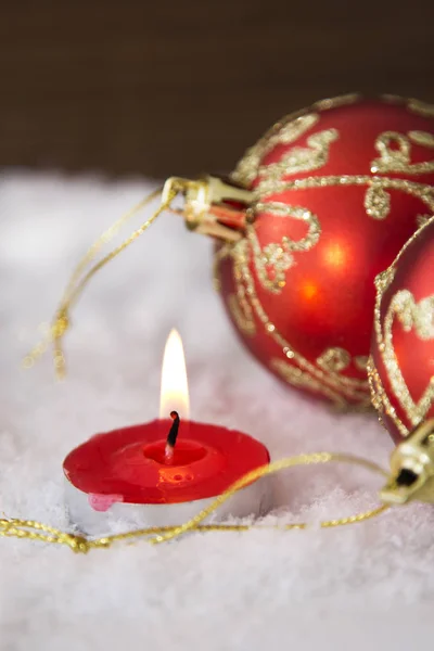 Tarjeta de Navidad con vela y bolas de Navidad en la nieve —  Fotos de Stock