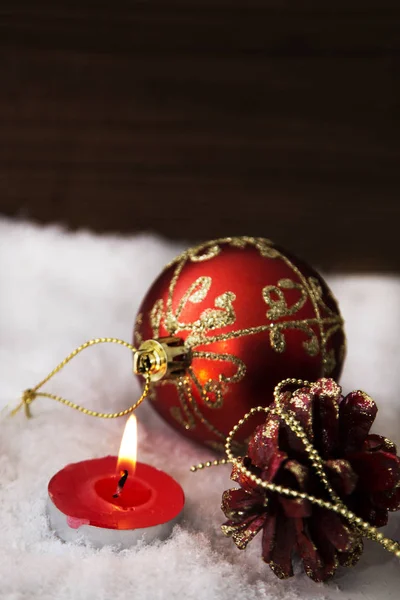 Weihnachtskarte mit Kerzen und Weihnachtsschmuck im Schnee — Stockfoto