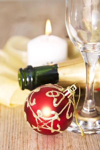Flasche Champagner und Weihnachtsdekoration — Stockfoto