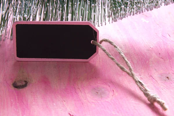 Pohon Natal dengan latar belakang kayu merah muda dengan label — Stok Foto