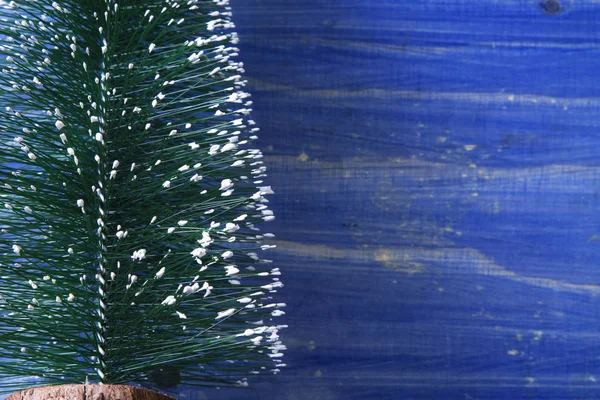 Árvore de Natal em fundo de madeira azul — Fotografia de Stock