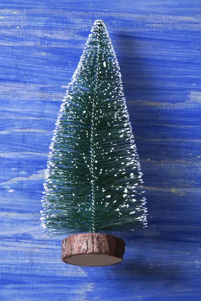 Arbre de Noël sur fond de bois bleu — Photo