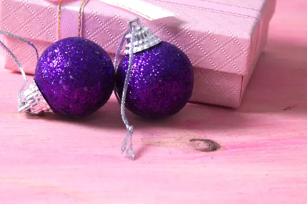 Scatola regalo con palline di Natale — Foto Stock