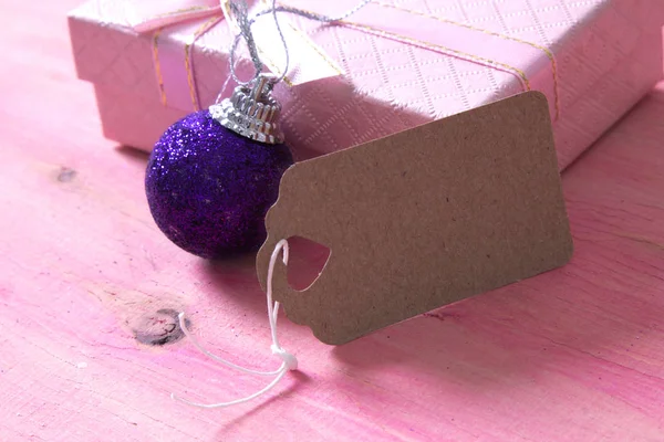 Tarjeta de Navidad con caja de regalo y etiqueta — Foto de Stock