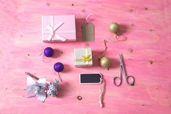 Carta Natale con forbici, regalo e decorazioni Natale su sfondo rosa — Foto Stock
