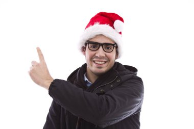 Santa şapka ve gözlük işaret eden genç adam