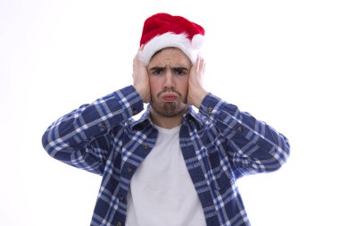 Genç adam, Noel Baba üfleme şapka koyarak
