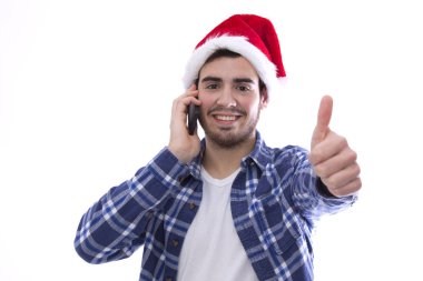 Mobil telefonda konuşurken ve şapka işaret Noel Baba genç adam