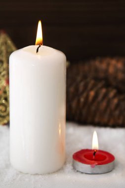 Noel kartı mumlar ve şişe şampanya kar