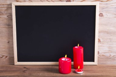 Blackboard tinsel ve kırmızı mumlar