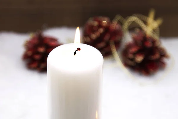 Cartão de Natal com velas na neve — Fotografia de Stock