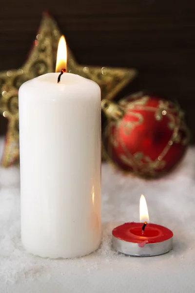 Cartão de Natal com velas na neve — Fotografia de Stock