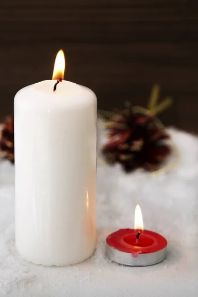 Kerstkaart met kaarsen op sneeuw — Stockfoto