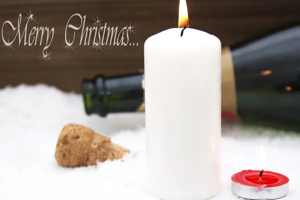 Tarjeta de Navidad con velas y botella de champán en la nieve —  Fotos de Stock