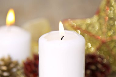 Beyaz ve mavi mum ve Noel süslemeleri Noel kartı