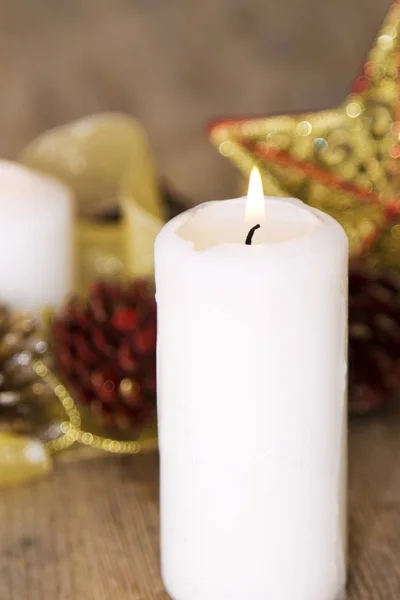 Tarjeta de Navidad con velas blancas y azules y decoraciones navideñas —  Fotos de Stock