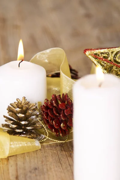 Tarjeta de Navidad con velas blancas y azules y decoraciones navideñas —  Fotos de Stock