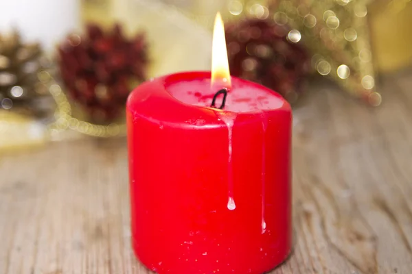 Weihnachtskarte mit roten Kerzen und Weihnachtsdekoration — Stockfoto
