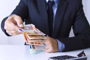 para ile ön planda eller