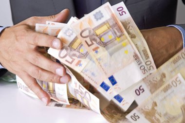 Ellerini masanın üzerine nakit