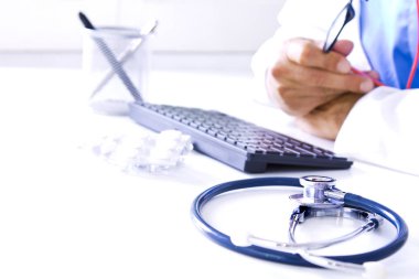 Tıbbi Danışma stetoskop ve bilgisayar ile