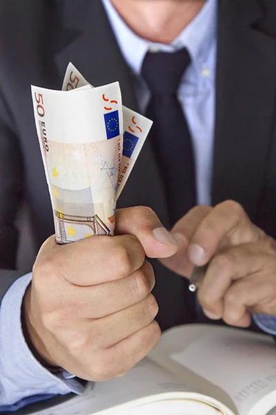 Homem de negócios mãos agarrando dinheiro — Fotografia de Stock