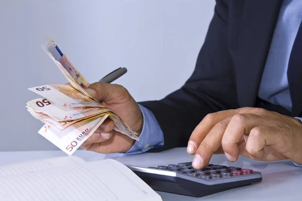 Handen zakenman met geld en calculator — Stockfoto