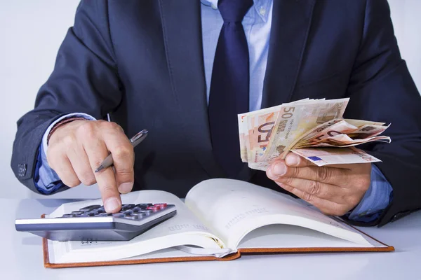 Handen zakenman met geld en calculator — Stockfoto