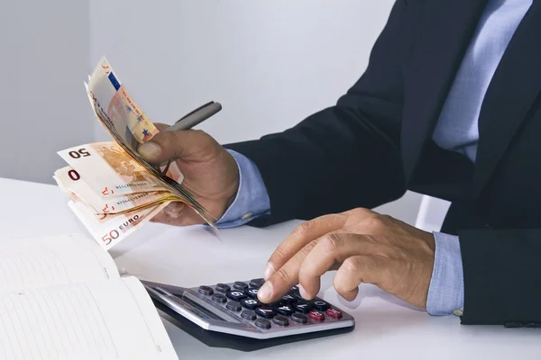 Handen zakenman met geld en calculator — Stockfoto