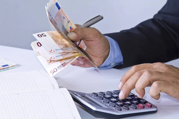 para ve hesap makinesi ile işadamı eller