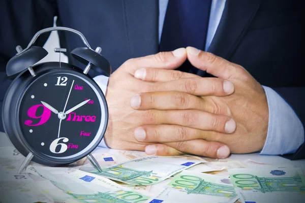 Orologio con contanti, il tempo è denaro — Foto Stock