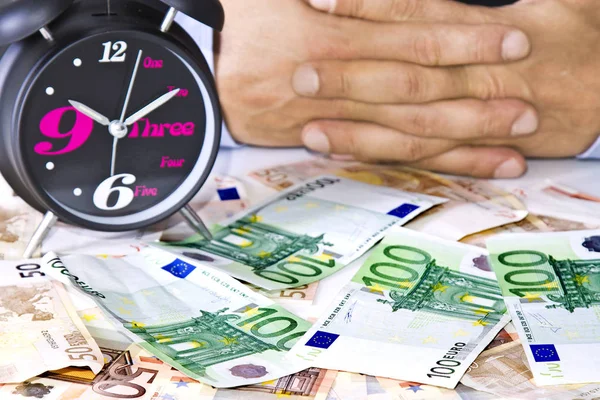 Relógio com dinheiro, tempo é dinheiro — Fotografia de Stock