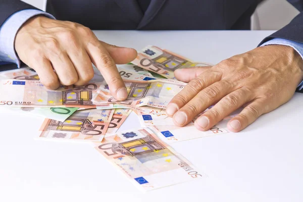 Hände mit Bargeld auf dem Tisch — Stockfoto