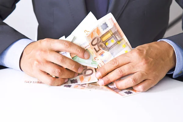 Mãos com dinheiro na mesa — Fotografia de Stock