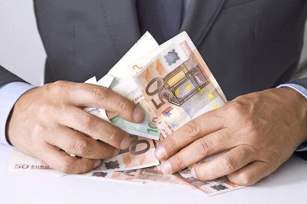 Ellerini masanın üzerine nakit