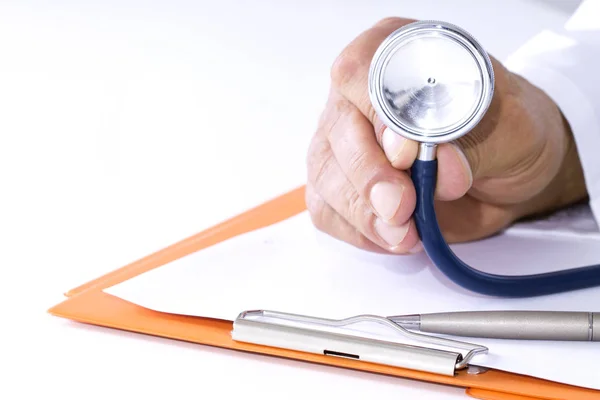 Médico mano celebración estetoscopio — Foto de Stock