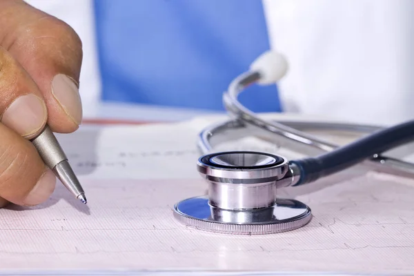 Cardiólogo revisando nuevo informe — Foto de Stock